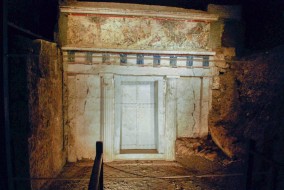 Facade_of_Philip_II_tomb_Vergina_Greece